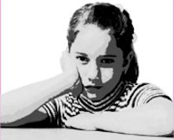Jeune fille avec sa tête appuyé contre sa main