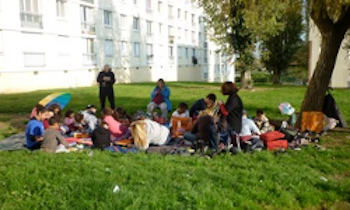 Un groupe de personnes installées dans une jardin