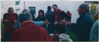 Groupe de personnes autour d'un buffet