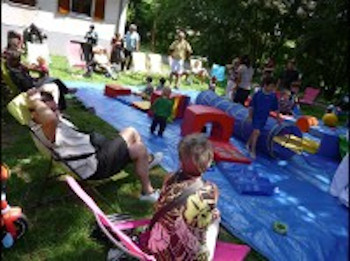 Scène d'un pique nique dans un jardin