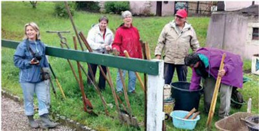 Groupe de personnes dans un jardin