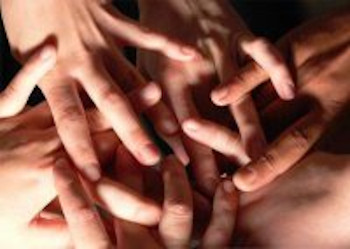 Croisement de main et de doigts de différentes personnes