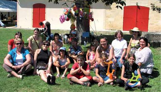 Groupe de personnes dans une jardin