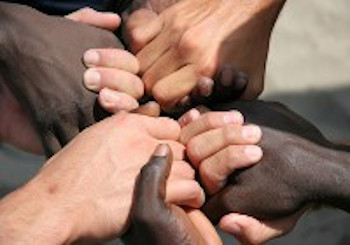 Plusieurs personnes se tenant les mains