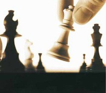 Une main tenant un pion d'un jeu d'échec