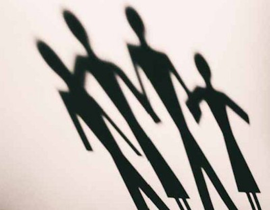 Ombre en forme de plusieurs personnes se tenant par la main