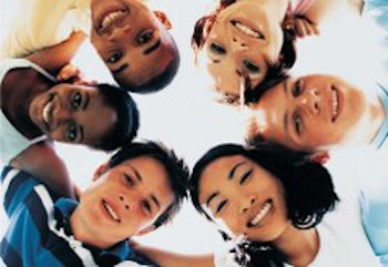 Des adolescents souriantes en cercle se tenant les épaules