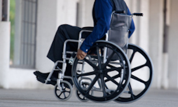 Personne en fauteuil roulant