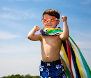 Enfant torse nu avec une cap multicolor