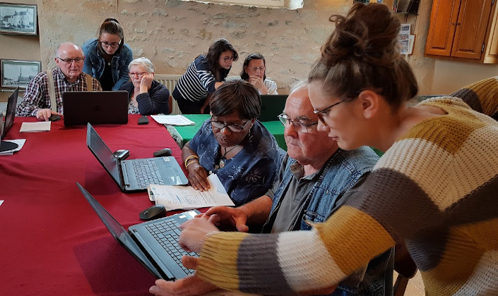 Jeunes et senior devant un ordinateur
